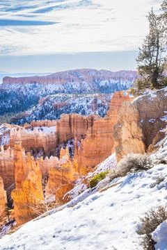 Bryce Canyon accented in freshly fallen snow and distant mountains Fotos Stock