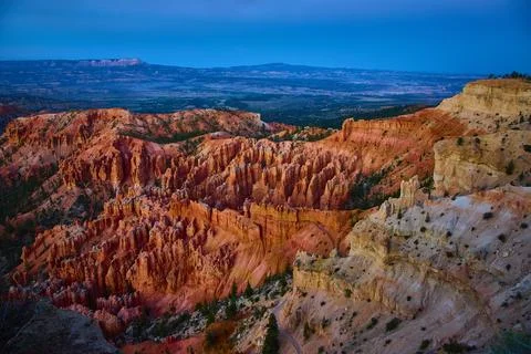 Bryce Canyon Hoodoos at Sunset with Dramatic Sky and Colorful Rock Formations Foto stock