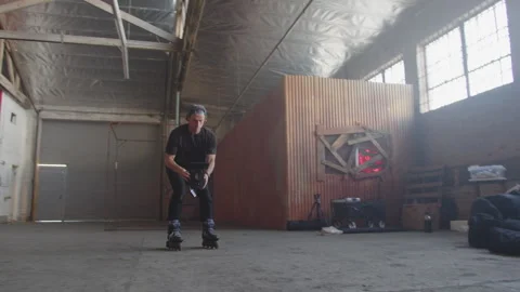 BTS Of Camera Guy Riding Roller Blades Vídeo Stock 270327523