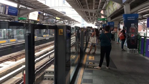 BTS or sky train arriving station 스톡 동영상 107602325