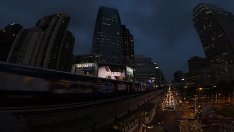 BTS sky train above busy traffic in Bangkok at night. Stock-Footage 194467183