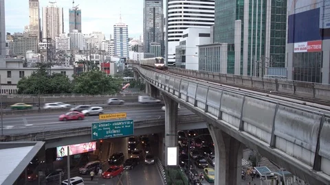 BTS sky train above traffic in Bangkok, Thailand. 스톡 동영상 115609597