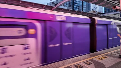 BTS Skytrain arriving at an elevated station in Bangkok, Thailand Ploenchit 스톡 동영상 337758216