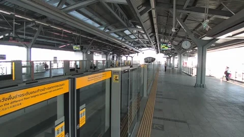 BTS Skytrain Arriving at Platform During Off Peak Hours | Bangkok Urban Transpor Vídeo Stock 332942726
