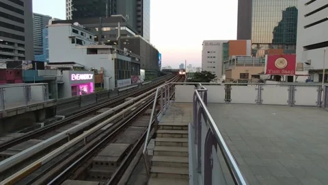 BTS Skytrain Arriving at Platform During Off Peak Hours | Bangkok Urban Transpor 스톡 동영상 333036023