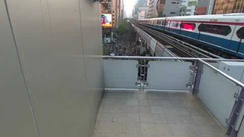 BTS Skytrain Arriving at Sala Daeng with Songkran Water Festival Crowd Below | B 스톡 동영상 333036028
