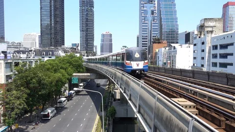BTS Skytrain in Bangkok, passing train in the background of the city. 스톡 동영상 128686402