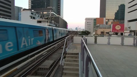 BTS Skytrain Departing Platform During Off Peak Hours | Bangkok Urban Transport  스톡 동영상 333035894