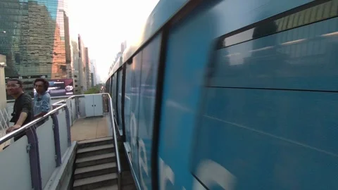 BTS Skytrain Departing from Sala Daeng Station During Songkran Festival | Bangko 스톡 동영상 333035876