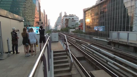 BTS Skytrain Departing from Sala Daeng Station During Songkran Festival | Bangko 스톡 동영상 333035910
