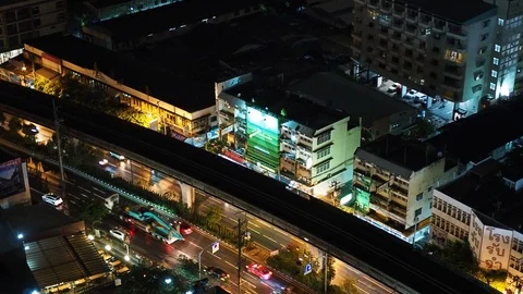 BTS Skytrain drives pass Sukhumvit line at night. Video stock 93584352
