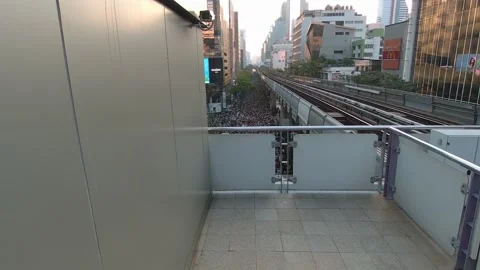 BTS Skytrain at Sala Daeng Overlooking Songkran Water Festival Crowd | Bangkok T 스톡 동영상 333036034
