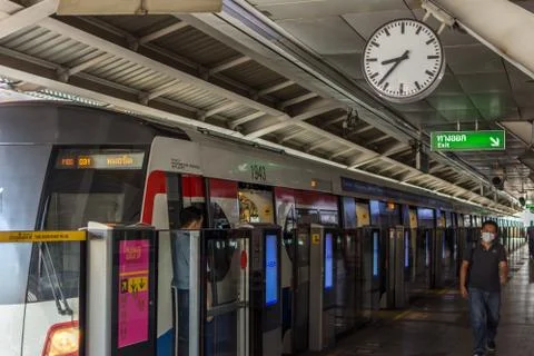 BTS skytrain train with clock at station Foto stock