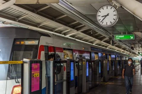 BTS skytrain train with clock at station Foto stock