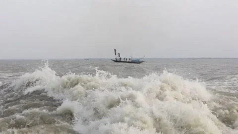 Bubble and wave created for engine boat at river Laukathi 動画素材 155621732