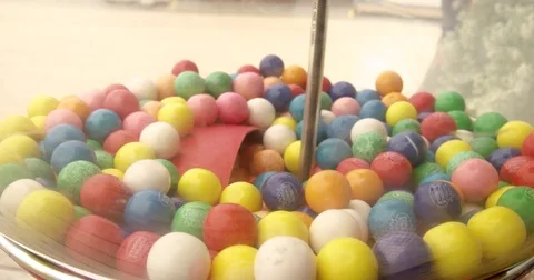 Bubble gum balls - close up in machine 動画素材 83955613