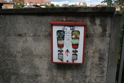 Bubble gum vending machine hanging at the wall Stockfoto's