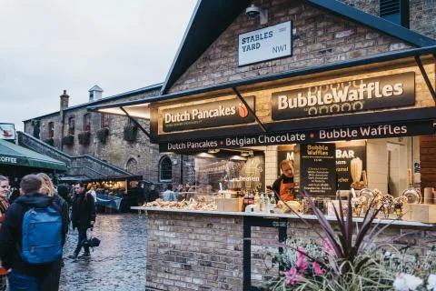Bubble waffles stall inside Camden Market, London, UK. Foto stock
