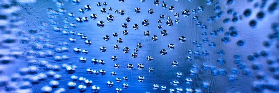 Bubbles of air in the water. Фото