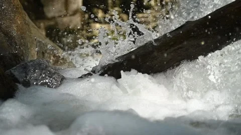 Bubbles and squirting water from a mountain stream (slow motion) Video stock 260932630
