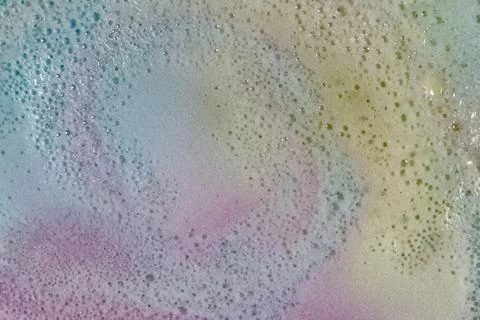Bubbles from bath bombs create colorful spacy background plate Foto stock