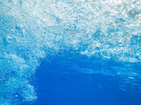 Bubbles in blue clear water Foto stock