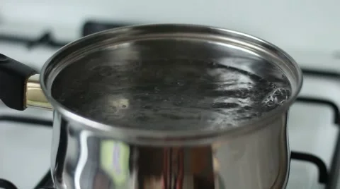 Bubbles of boiling water Vídeos de archivo 64622252