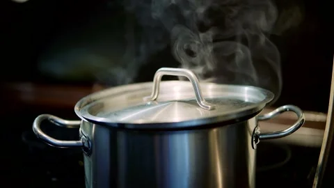 Bubbles Of Boiling Water In Pot. Hot Water Cooking Cookware On Stove Boiling Vídeo Stock 237691085