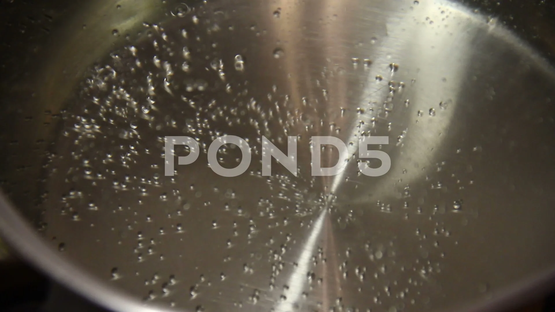 https://images.pond5.com/bubbles-boiling-water-saucepan-footage-083024507_prevstill.jpeg