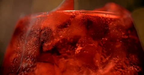 Bubbles of the cocktail drink go up. Macro shot of the dark cocktail with cola Video stock 167505864