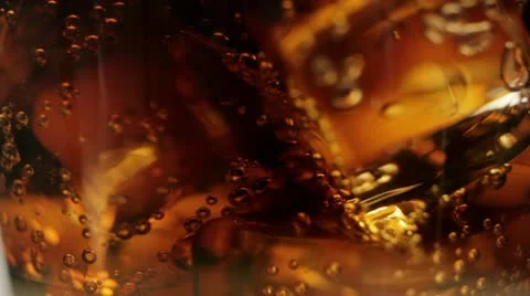 Bubbles in cola with ice Video stock 12845348