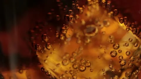 Bubbles in cola with ice Video stock 12845761
