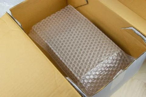 Bubbles covering the box by bubble wrap for protection product Foto stock