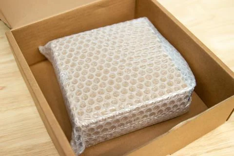 Bubbles covering the box by bubble wrap for protection product Foto stock