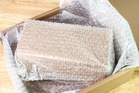 Bubbles covering the box by bubble wrap for protection product Foto stock