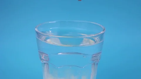 Bubbles from effervescent tablets in a glass with water. Stock Footage 123899958