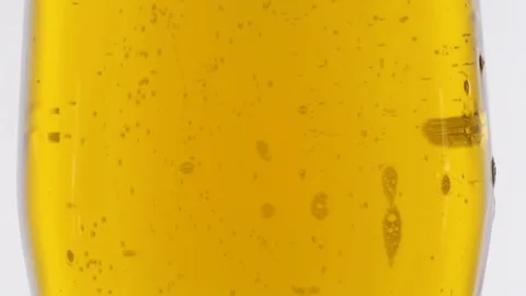 Bubbles floating in beer Vídeo Stock 70142048