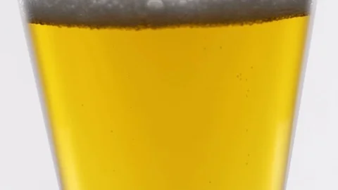 Bubbles floating in beer Видео 70142282