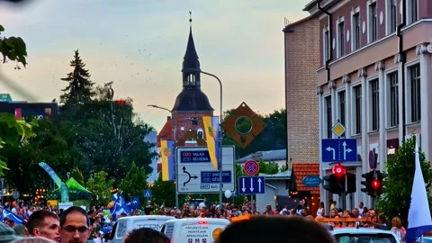 Bubbles floating over a crowd during a city festival parade in Valmiera, Latvia Vidéo 339903973