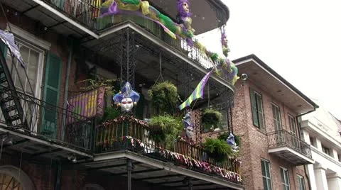 Bubbles flying around streets of Mardi Gras Vídeos de archivo 10828021