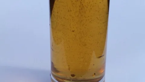 Bubbles of gas in a glass with beer Video stock 76440883