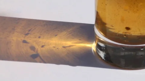 Bubbles of gas in a glass with beer Video stock 76440910