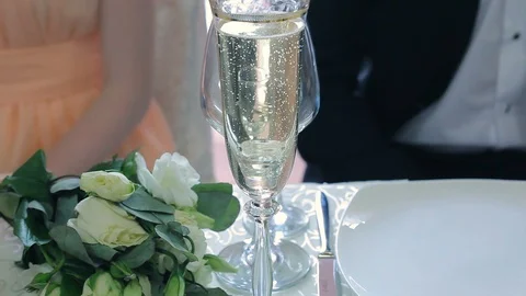 Bubbles in a glass Видео 87947310