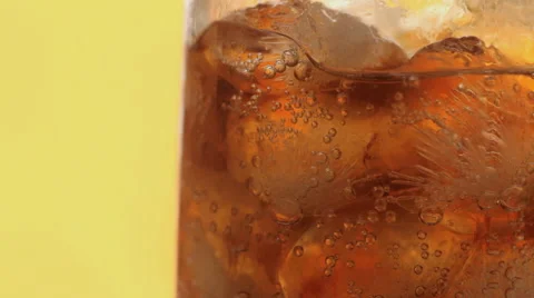 The bubbles in a glass of sparkling water Video stock 62895236