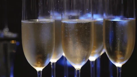 Bubbles in glasses of champagne Vidéo 111860111