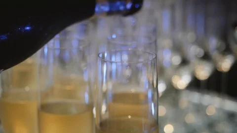 Bubbles in glasses of champagne Vídeos de archivo 111860126