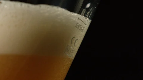 Bubbles go up in the glass of beer making foam Stock Footage 127837192