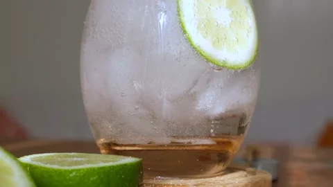 Bubbles in ice and lemon drink. cold summer drinks Vídeo Stock 155700934
