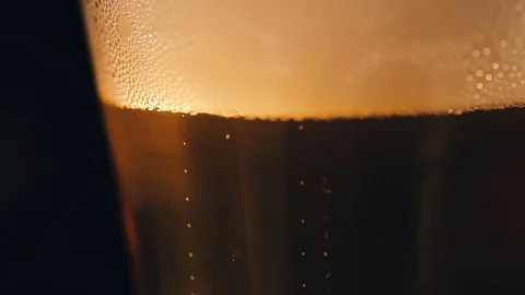Bubbles movement inside a large glass mug with fresh beer Video stock 75657269