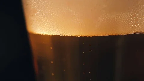 Bubbles movement inside a large glass mug with fresh beer Video stock 75657274